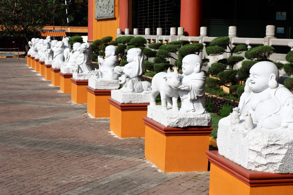 Buddha hat bei jeder Statue ein chinesisches Sternzeichen bei sich.