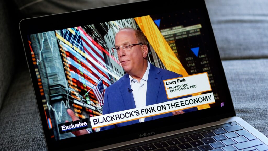 Larry Fink, CEO von BlackRock in Finanznachrichten auf Laptop zu sehen